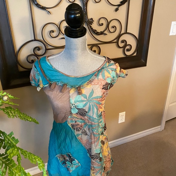 Beautiful tunic summer top perfect for those warm summer days and nights. - Picture 3 of 6